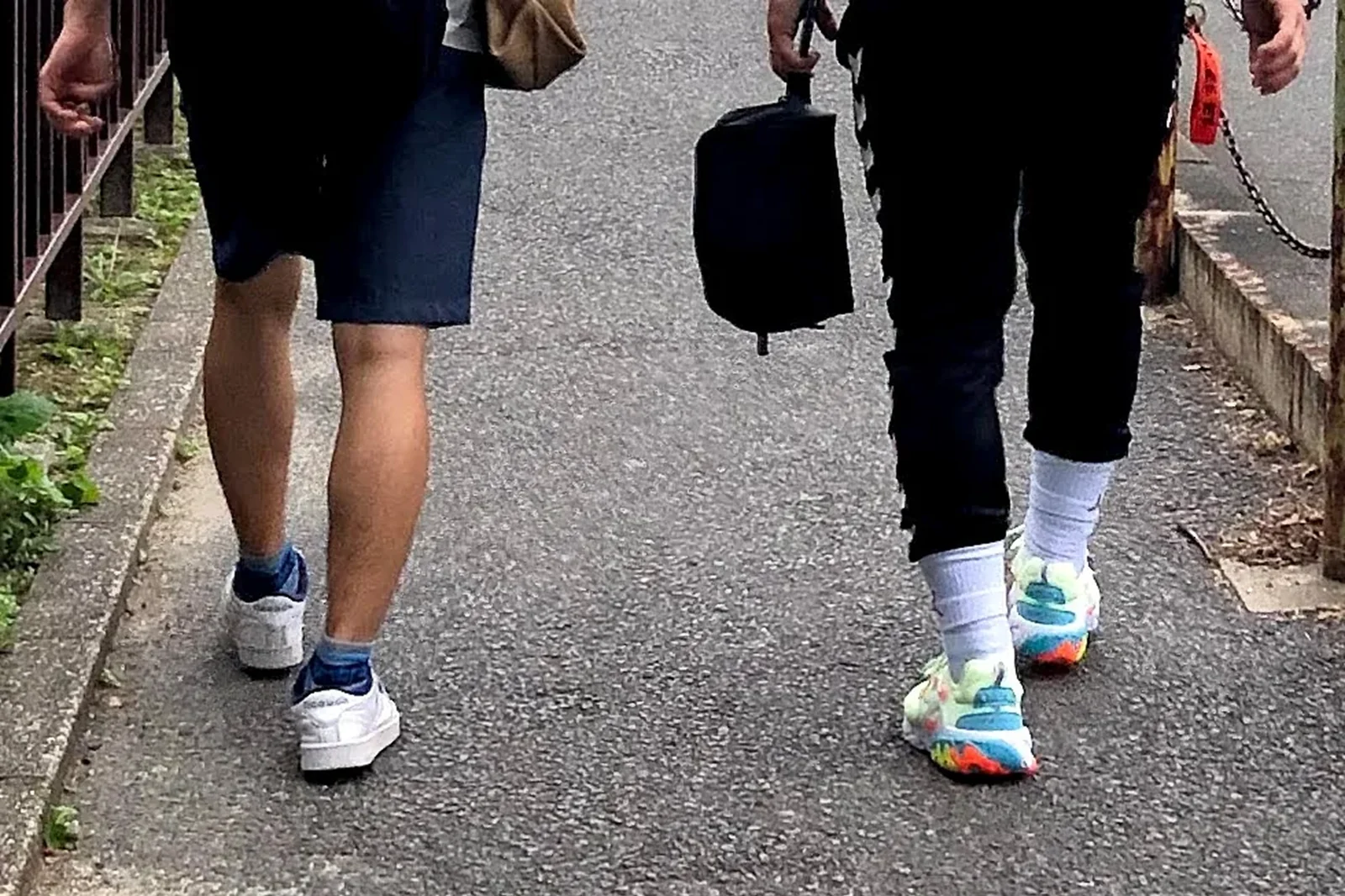 休日の街へ一緒に歩き出す人たちのイメージ